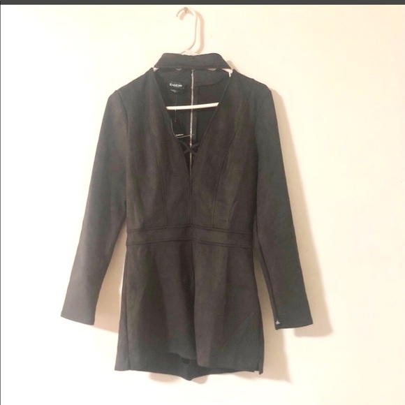 BeBe sexy low cut, short romper w attached choker - Picture 1 of 7